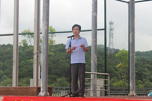 纺织系团总支副书记孙振辉同学带领全体同学共同宣誓