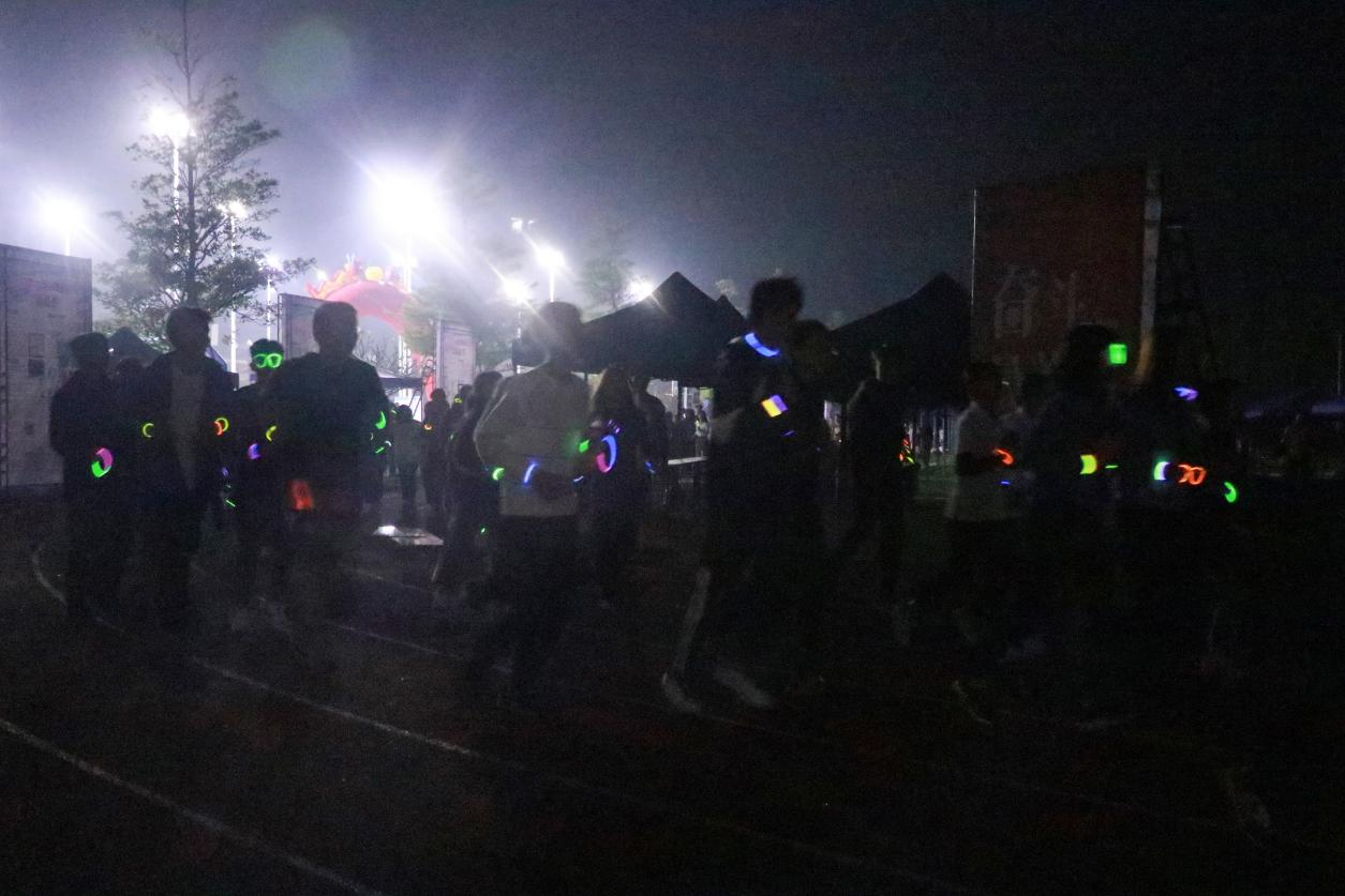 信息工程系"荧光闪闪新时代,奋力奔跑新青年"夜跑活动圆满落幕