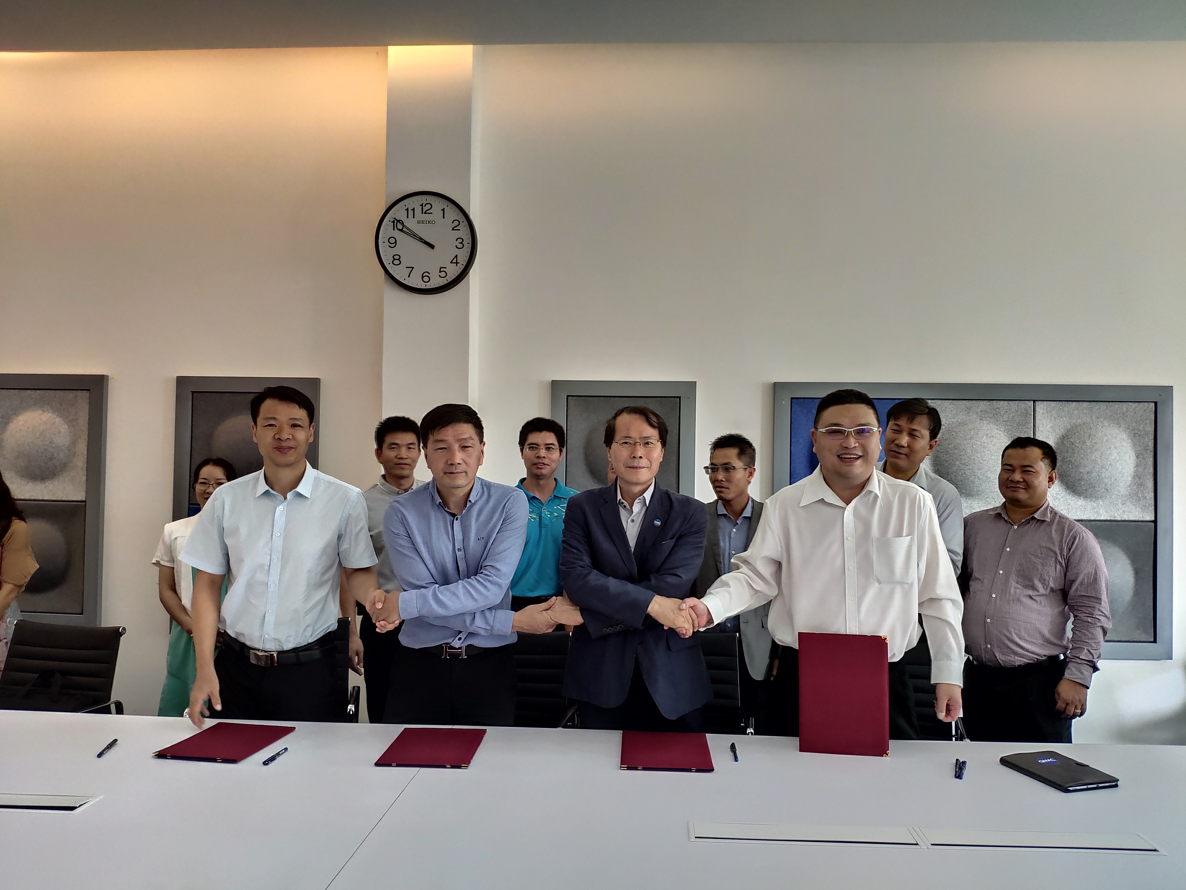 与柬埔寨服装培训学院、中国纺织协会和制衣协会签订了四方合作协议