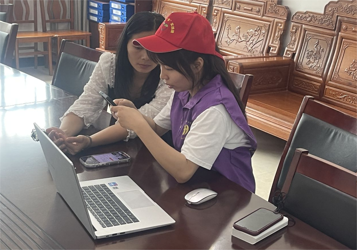 图2 直播组成员在向果农进行直播间运营的操作展示